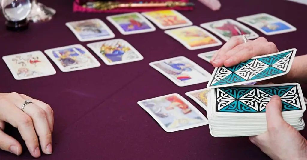 How to prepare for a tarot reading